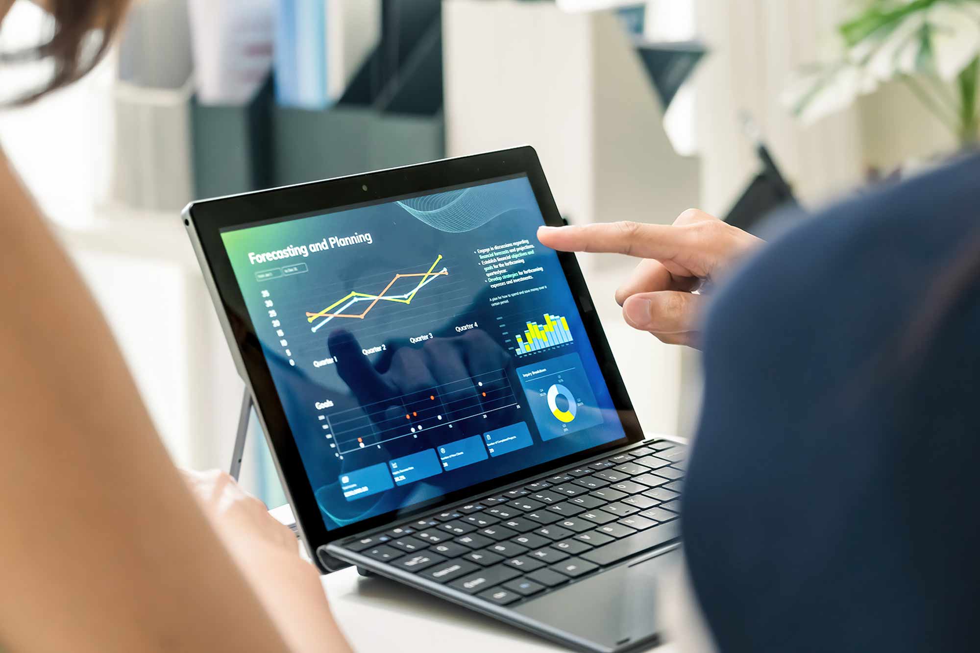 close-up-hand-team-of-financial-discussion-fintech-technology-planning